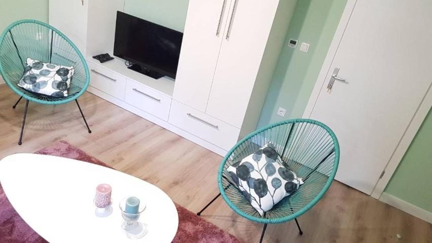 TV and multimedia, Living room, Seating area, Bedroom