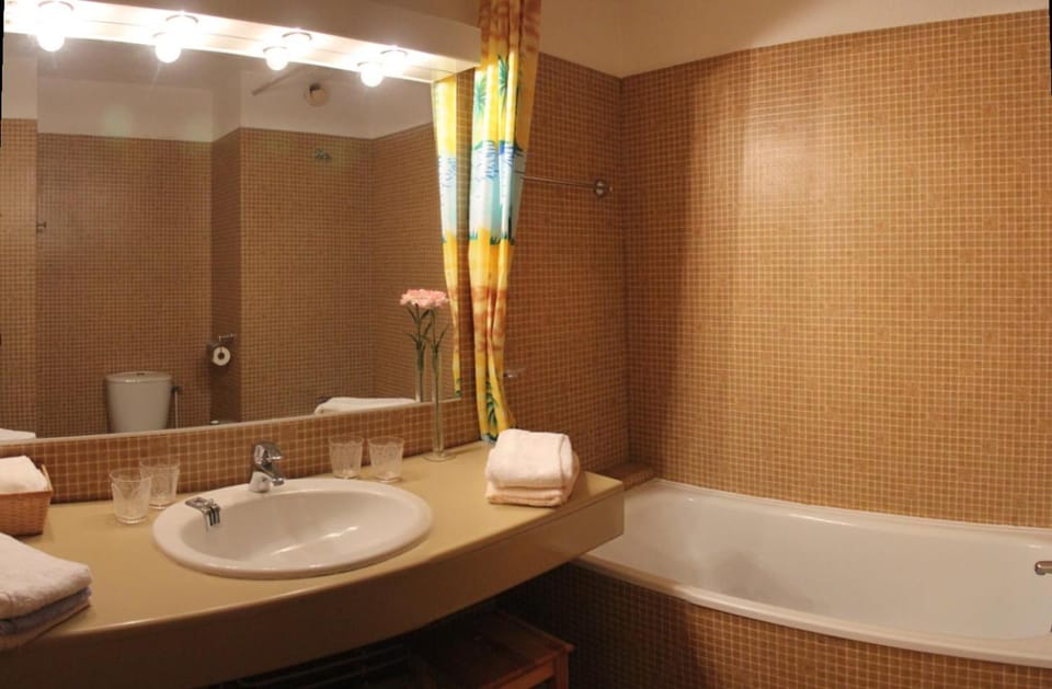 Bathroom, towels