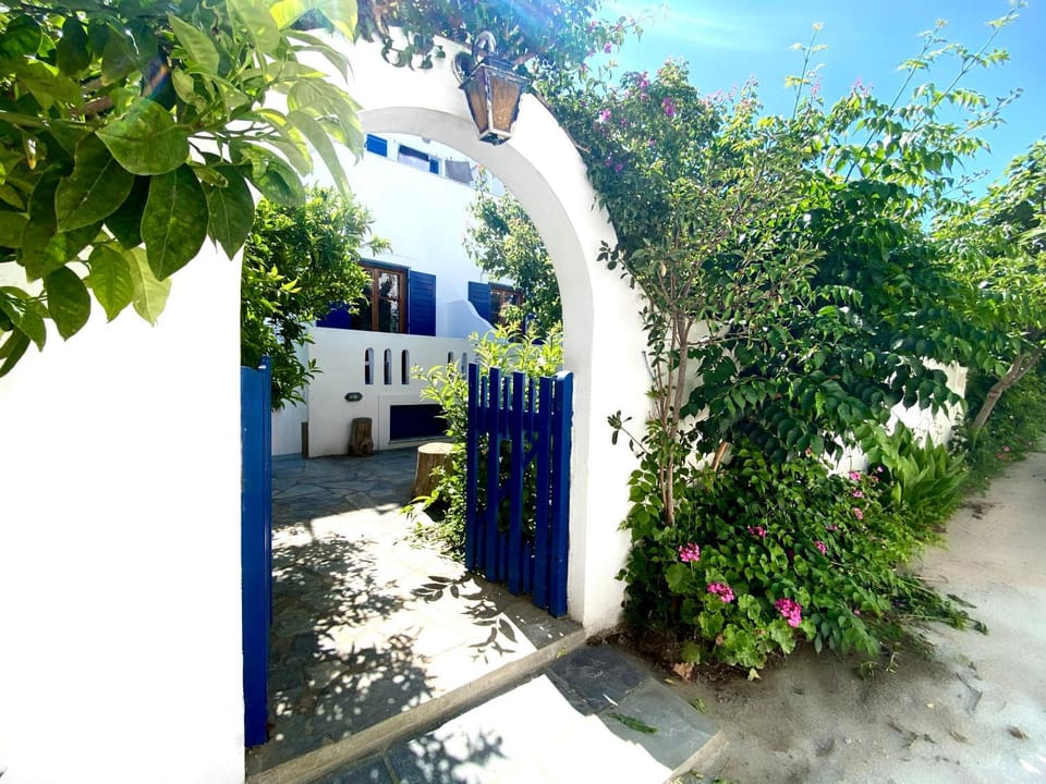 Helliniko Studios Apartment in Paros