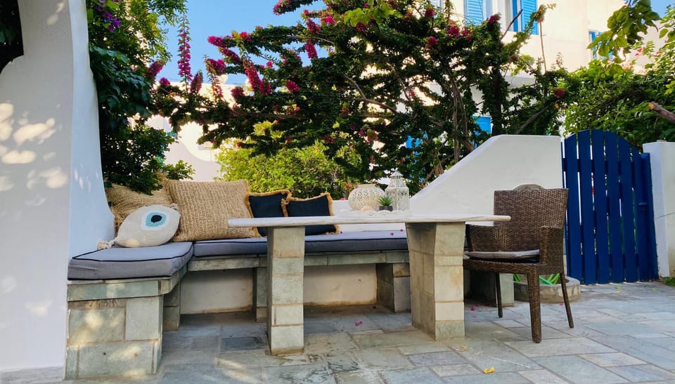 Helliniko Studios Apartment in Paros