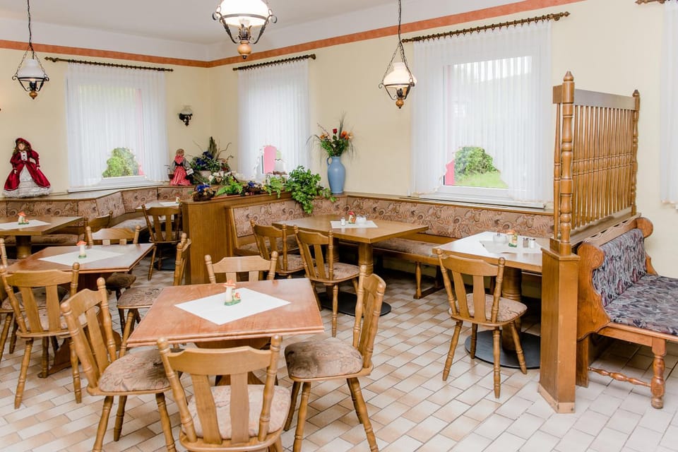 Restaurant/places to eat, Food