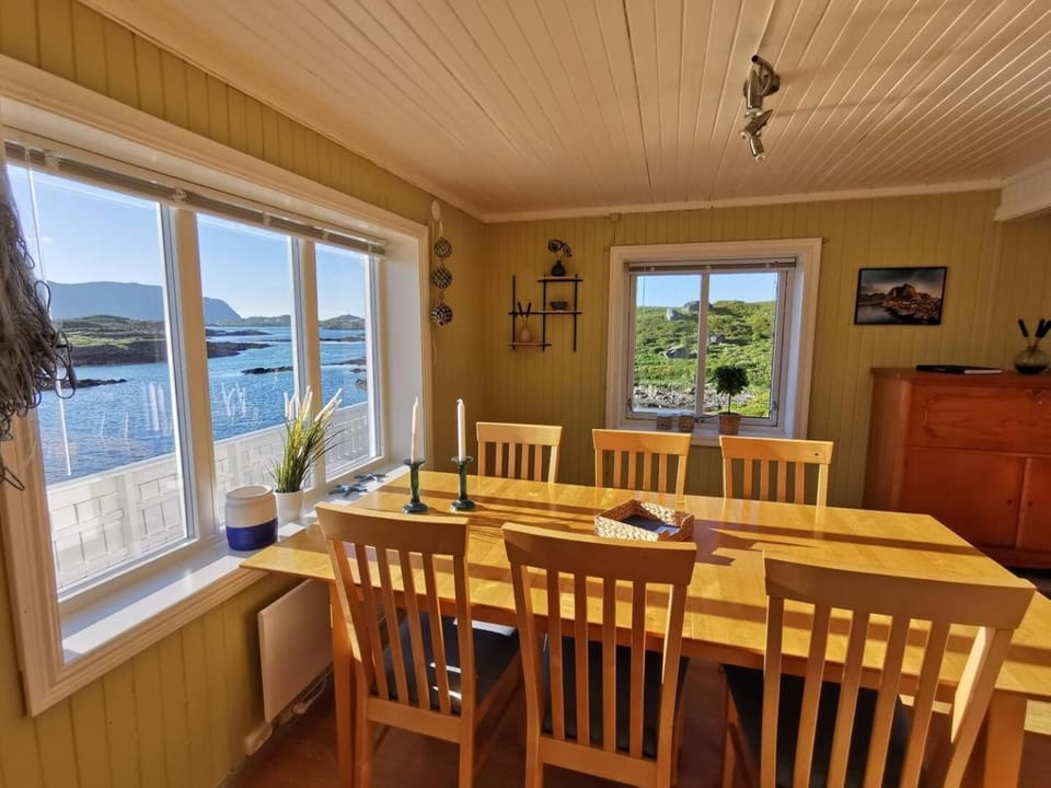 View (from property/room), Dining area, Mountain view, Sea view