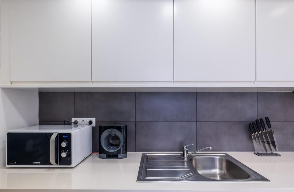 Kitchen or kitchenette, minibar