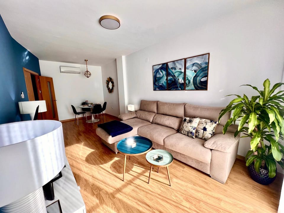 TV and multimedia, Living room, Seating area, Dining area, air conditioner