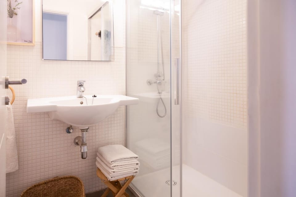 Shower, Toilet, Bathroom, bidet, towels