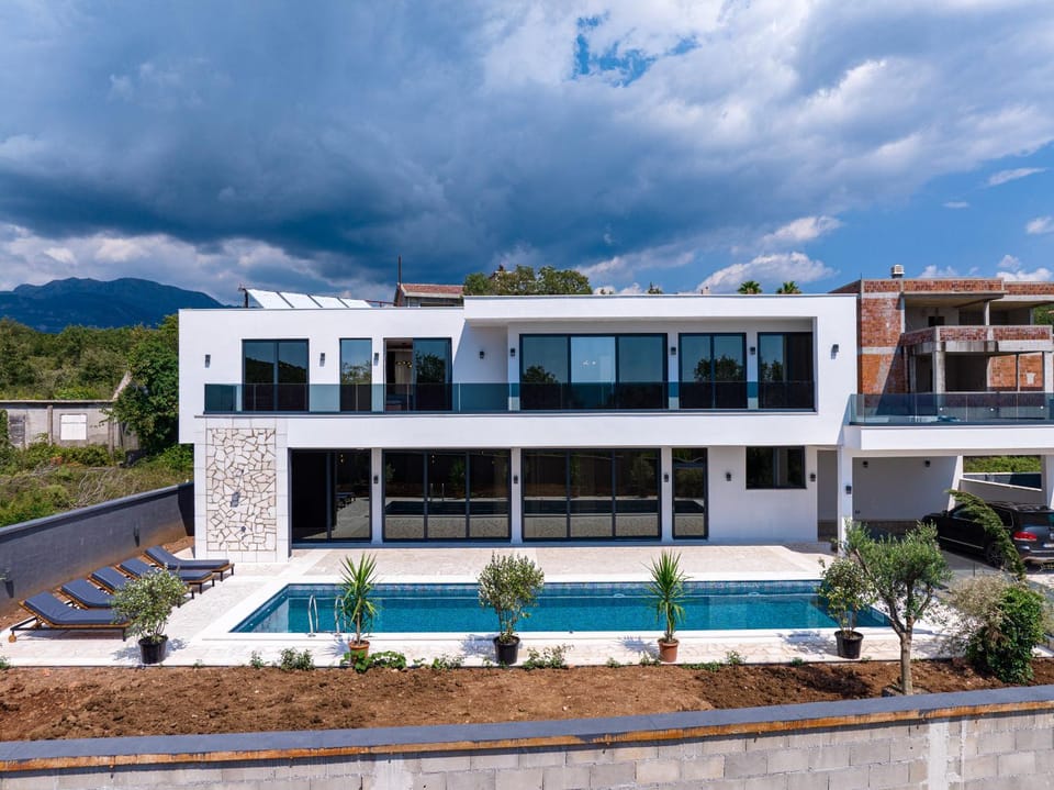 Property building, Day, Swimming pool