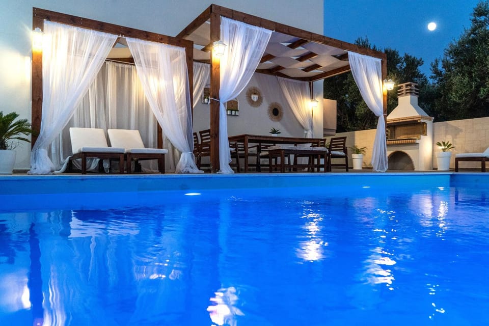 Swimming pool, sunbed