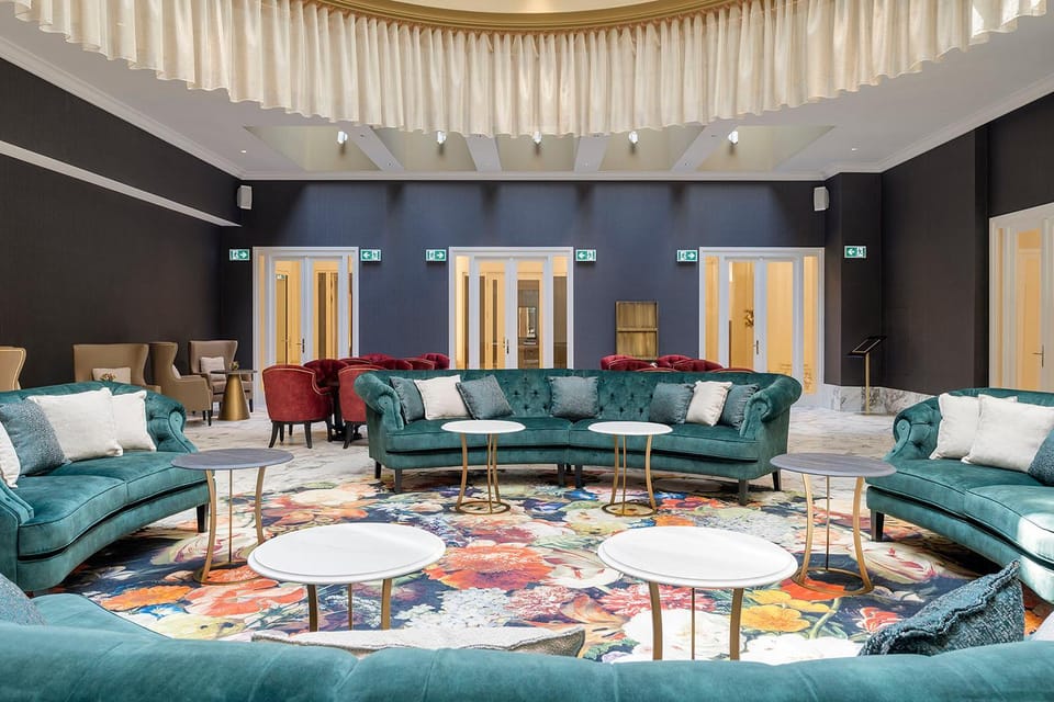 Restaurant/places to eat, Lounge or bar