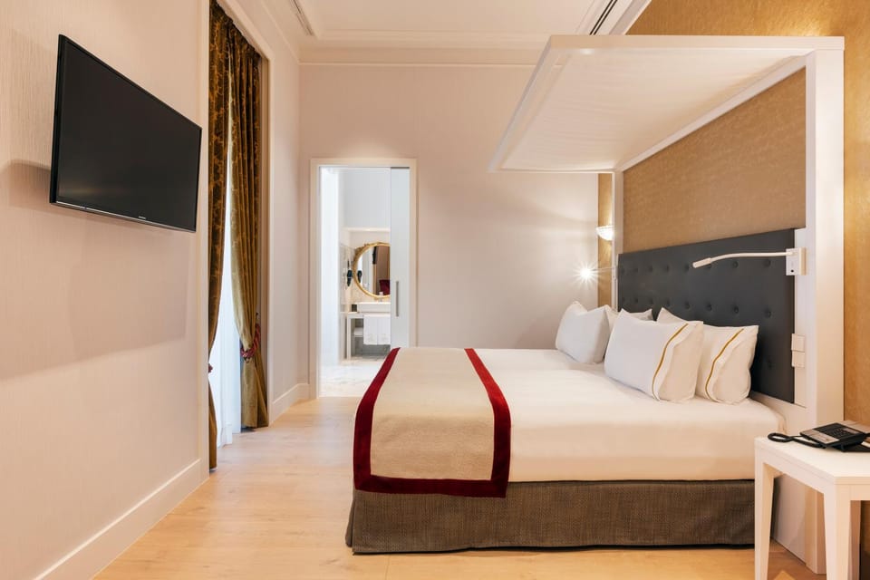 Bed, TV and multimedia, Photo of the whole room, Bedroom