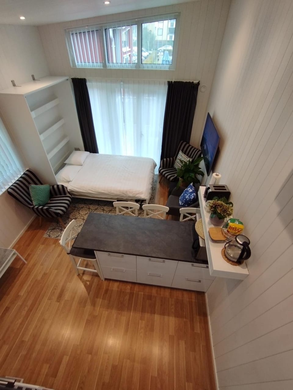 Bed, TV and multimedia, Living room, Seating area