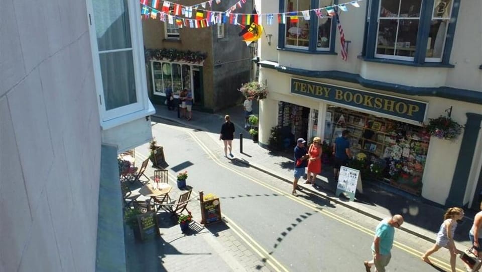 Neighbourhood, Street view, Shopping Area, Quiet street view