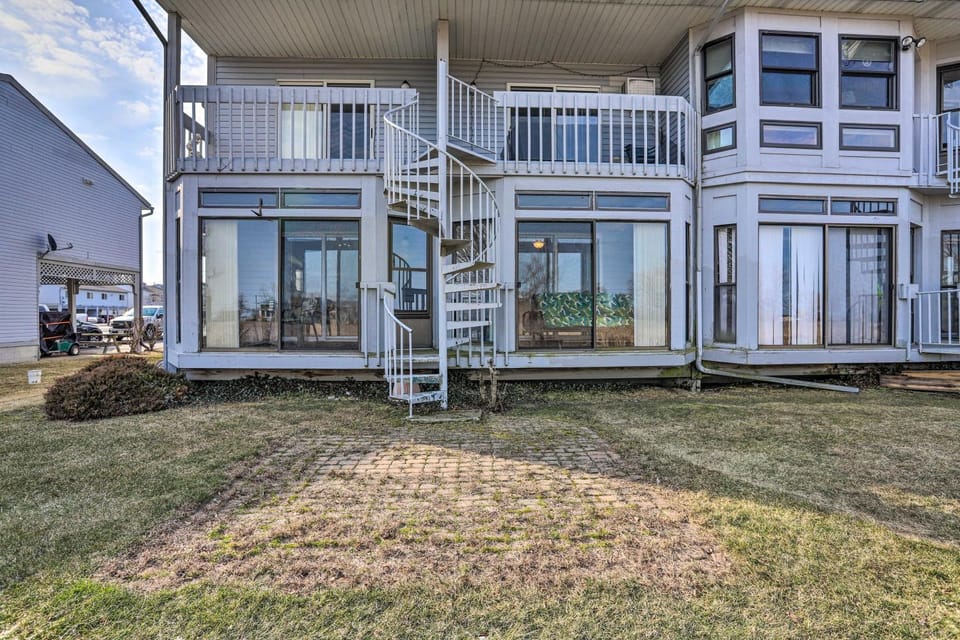 Serene Abode on Lake Erie ~ 9 Miles to Oak Harbor House in Lake Erie