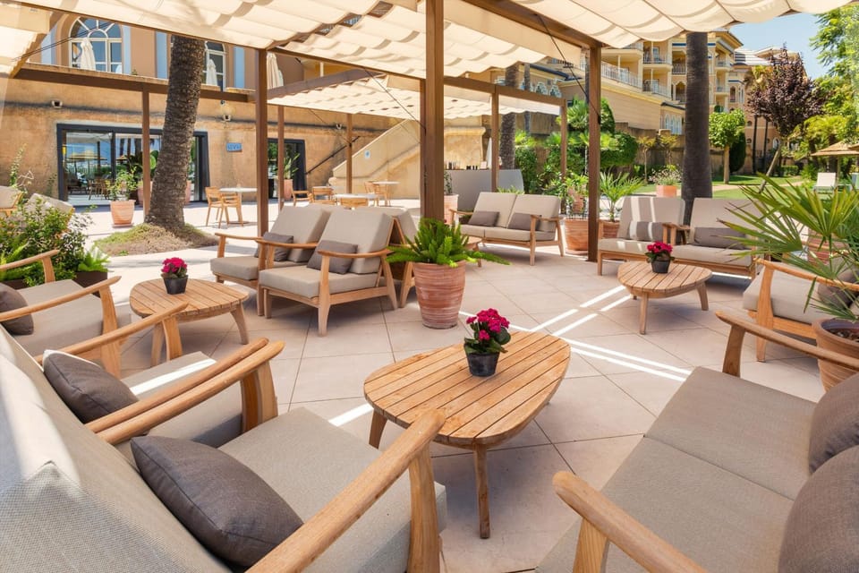 Restaurant/places to eat, Facade/entrance, Garden, Balcony/Terrace