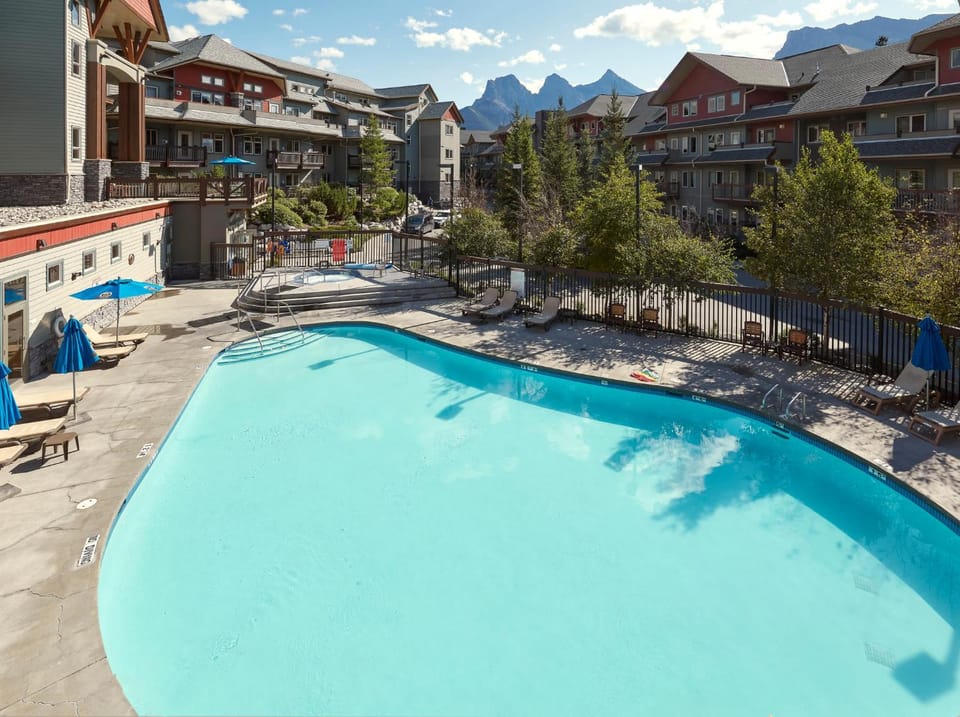Newly Renovated Grizzly Lodge, Spacious 3BR 2BA with open pool, hot tub House in Canmore