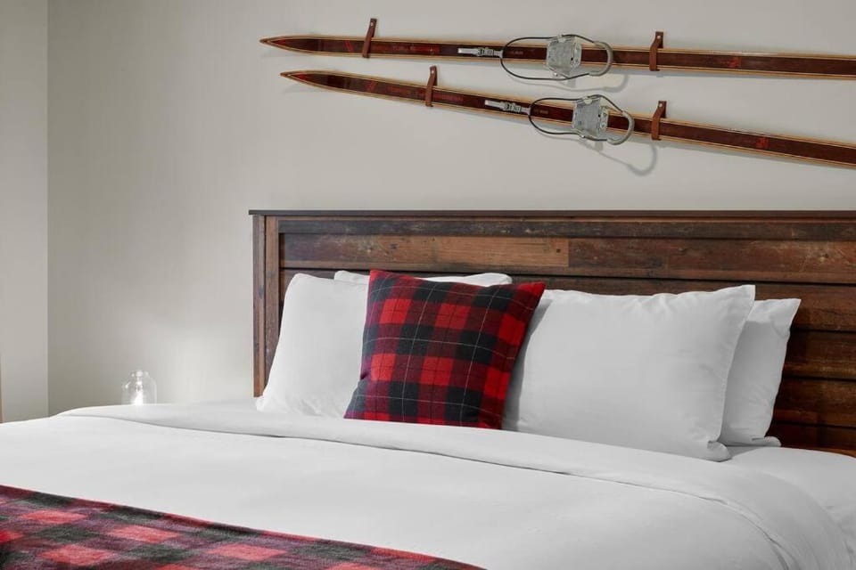 Newly Renovated Grizzly Lodge, Spacious 3BR 2BA with open pool, hot tub House in Canmore