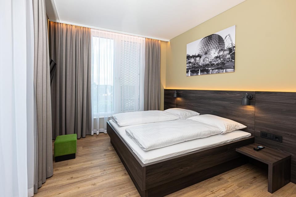 Staff, Photo of the whole room