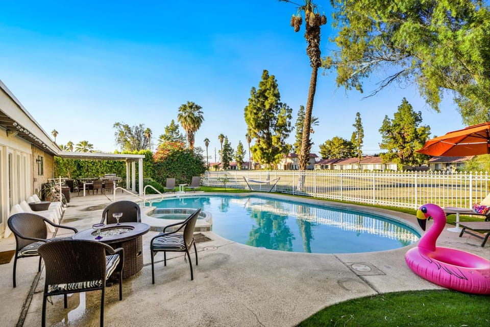 BBQ facilities, Garden, Golfcourse, Dining area, Swimming pool, flat iron, sunbed