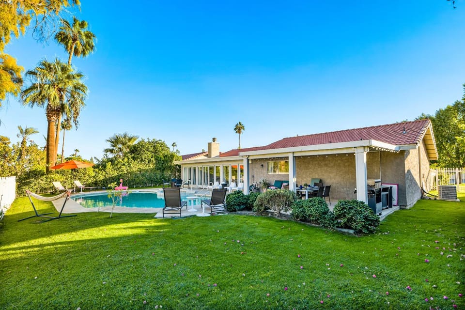 BBQ facilities, Golfcourse, Hot Tub, Dining area, Garden view, Swimming pool, sunbed