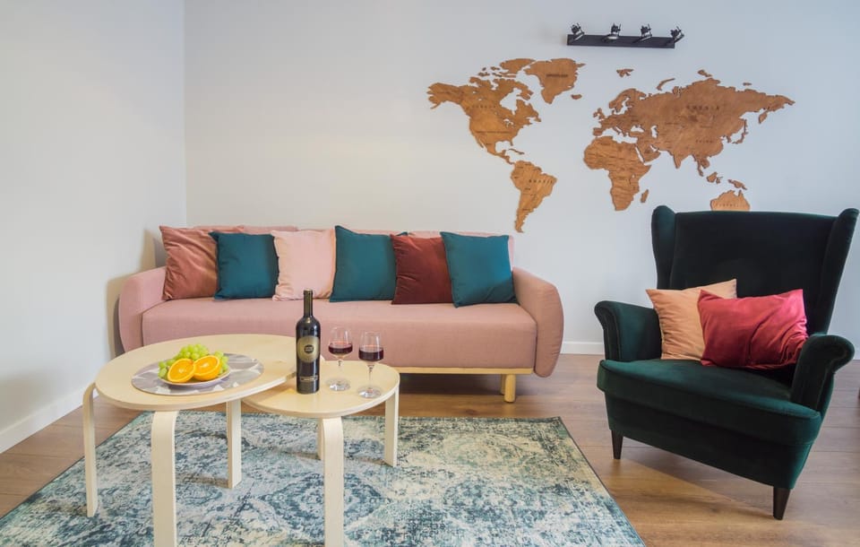 Living room, Seating area, Drinks