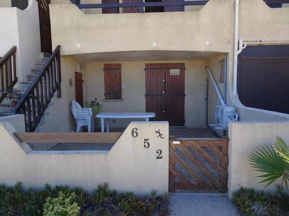 Port Leucate F2 rdc plage 10 mètres, 25 m2, 5 personnes Apartment in Leucate