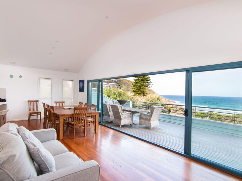 Hueys Lookout Beachfront House in New South Wales