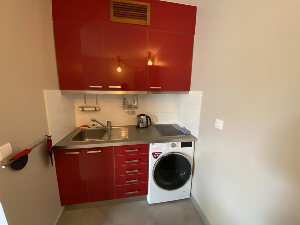 Studio refait à neuf, front de mer, avec parking, pour 3 personnes - FR-1-474-147 Apartment in Arcachon