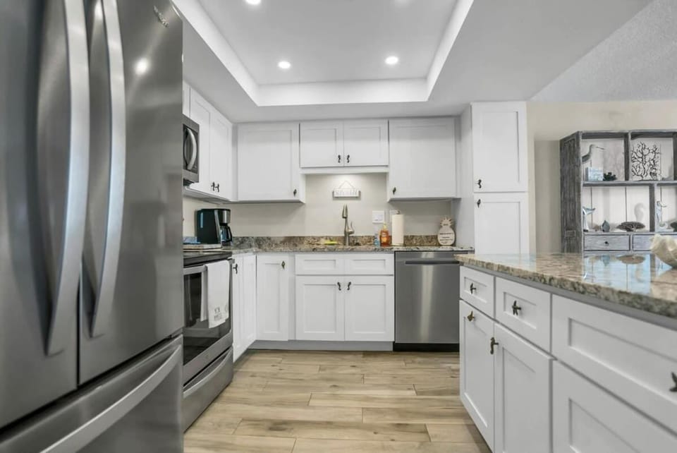 Upscale Oceanfront Condo with Panoramic Views and Pool House in Crescent Beach