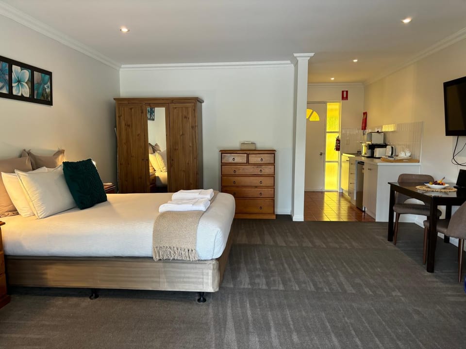 Bed, Kitchen or kitchenette, Photo of the whole room, Seating area