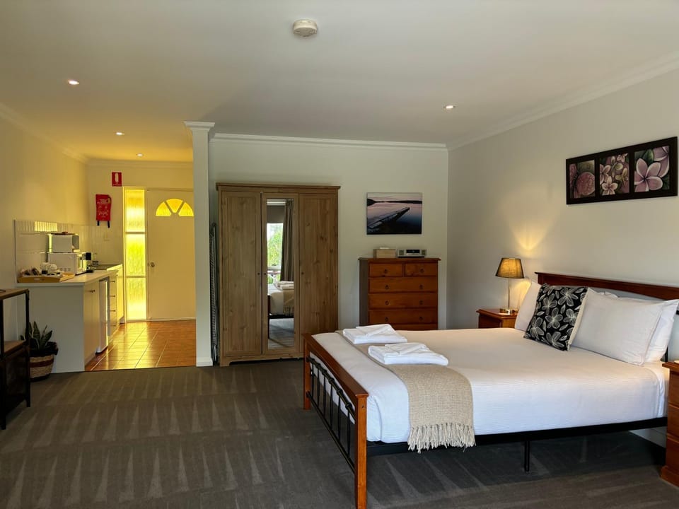 Bed, Kitchen or kitchenette, Photo of the whole room, Seating area