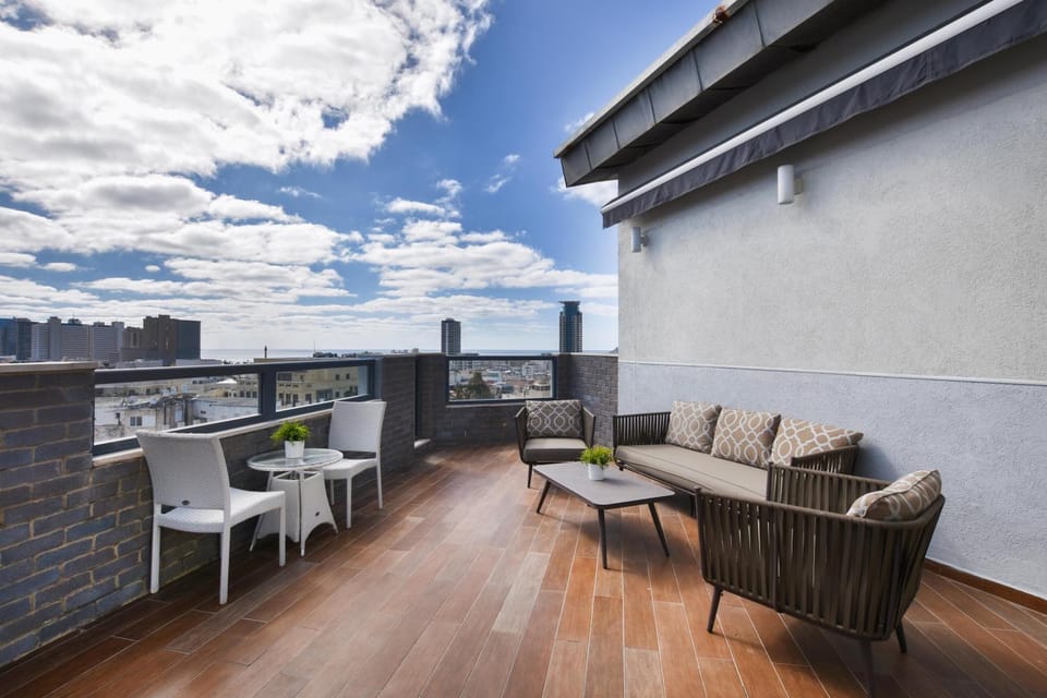 View (from property/room), Balcony/Terrace, Seating area, City view