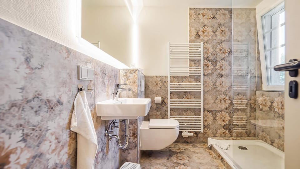 Shower, Toilet, Bathroom, towels