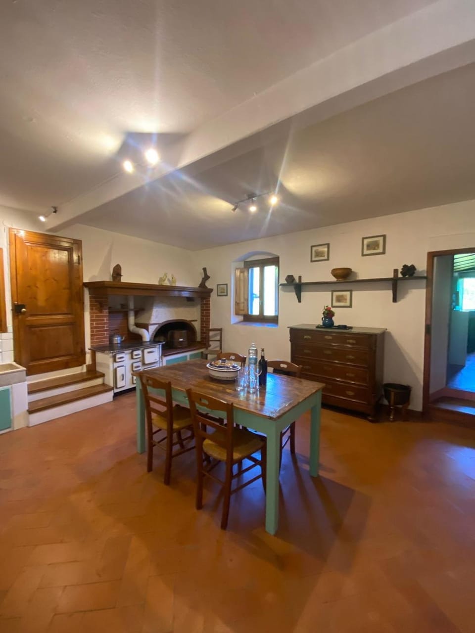 Kitchen or kitchenette, Dining area, fireplace, kitchen