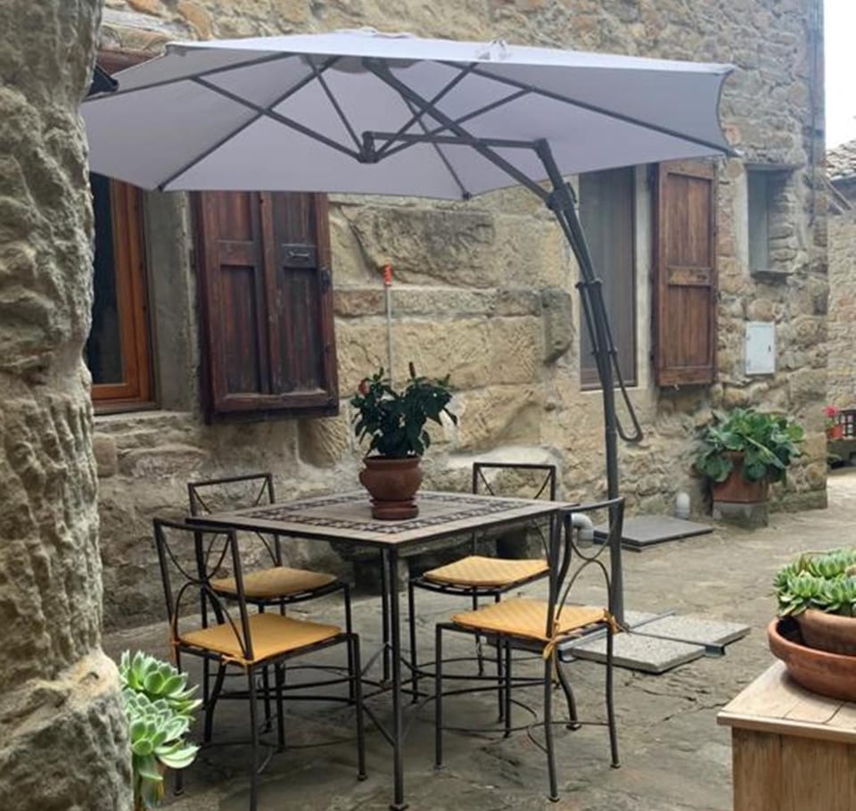 Property building, Patio, Facade/entrance, Garden, Dining area