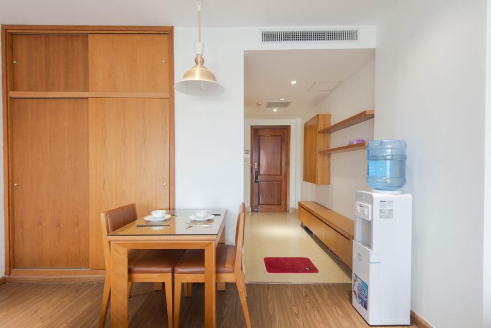 Bed, TV and multimedia, Coffee/tea facilities, Kitchen or kitchenette, Living room, Photo of the whole room, Seating area, Dining area, Bedroom, oven, wardrobe, air conditioner