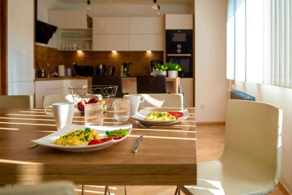 Dining area, kitchen