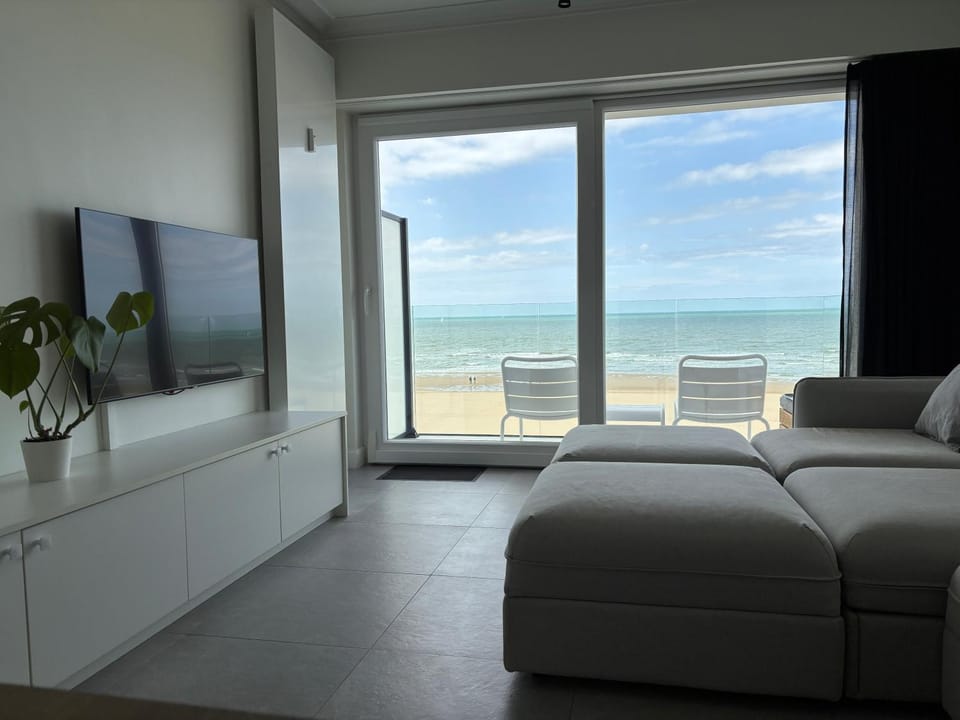 TV and multimedia, Living room, Seating area, Sea view