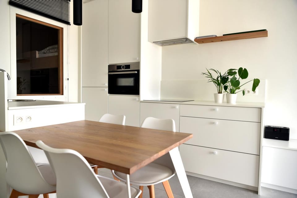 Kitchen or kitchenette, Dining area