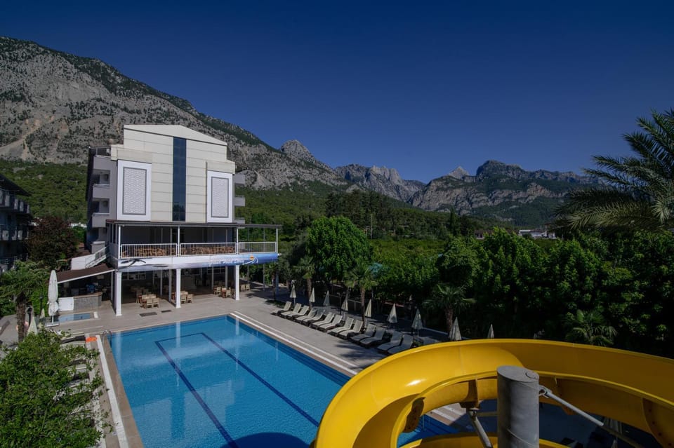 Day, Natural landscape, Mountain view, Pool view, Swimming pool, sunbed