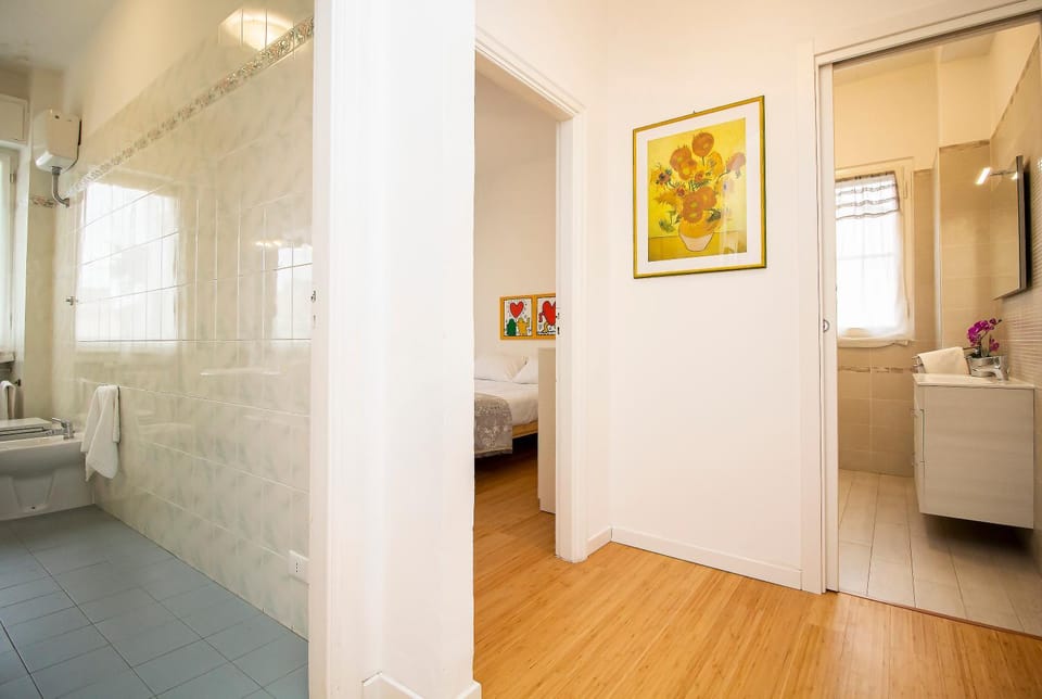 Shower, Toilet, Bed, Bathroom, Photo of the whole room, Bedroom, towels