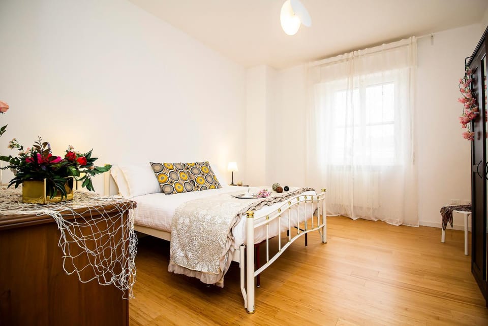 Bed, TV and multimedia, Photo of the whole room, Bedroom, towels