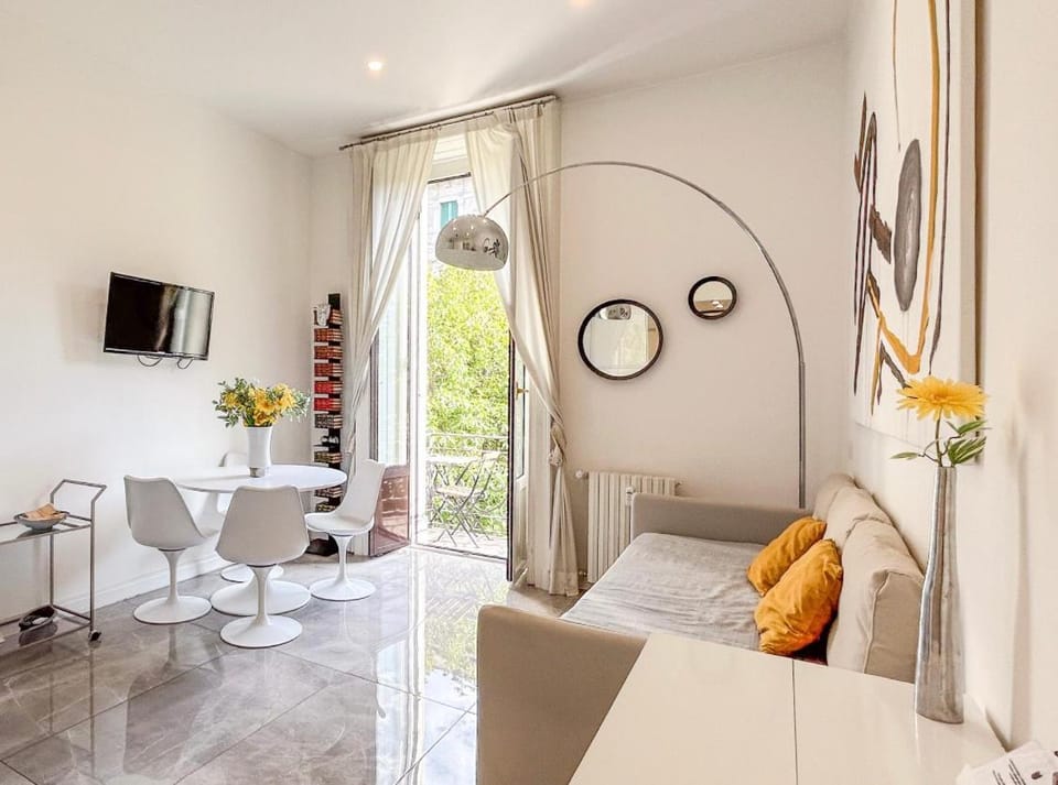 Casa Alberto da Giussano, elegante bilocale in centro con balcone sul parco Apartment in Milan