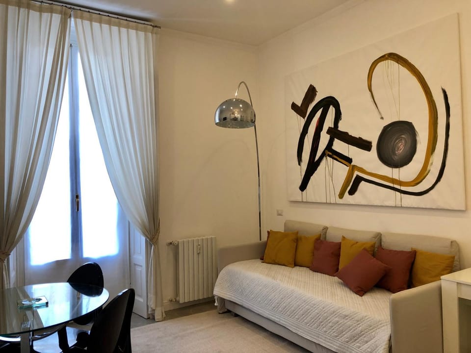 Casa Alberto da Giussano, elegante bilocale in centro con balcone sul parco Apartment in Milan
