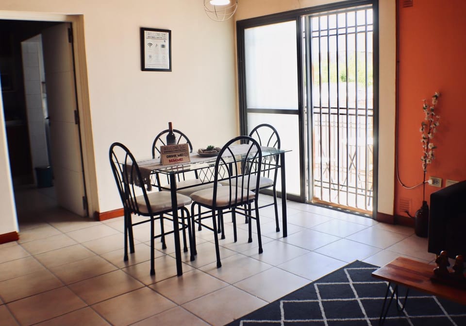 Communal lounge/ TV room, TV and multimedia, Seating area, Dining area