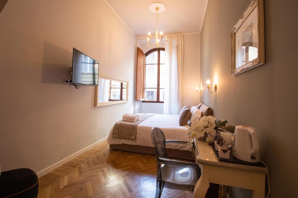 Bed, TV and multimedia, Living room, Photo of the whole room, Seating area, Bedroom