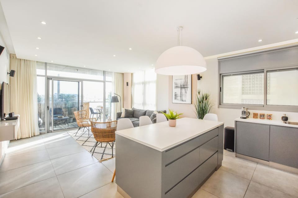 Kitchen or kitchenette, Seating area, Dining area