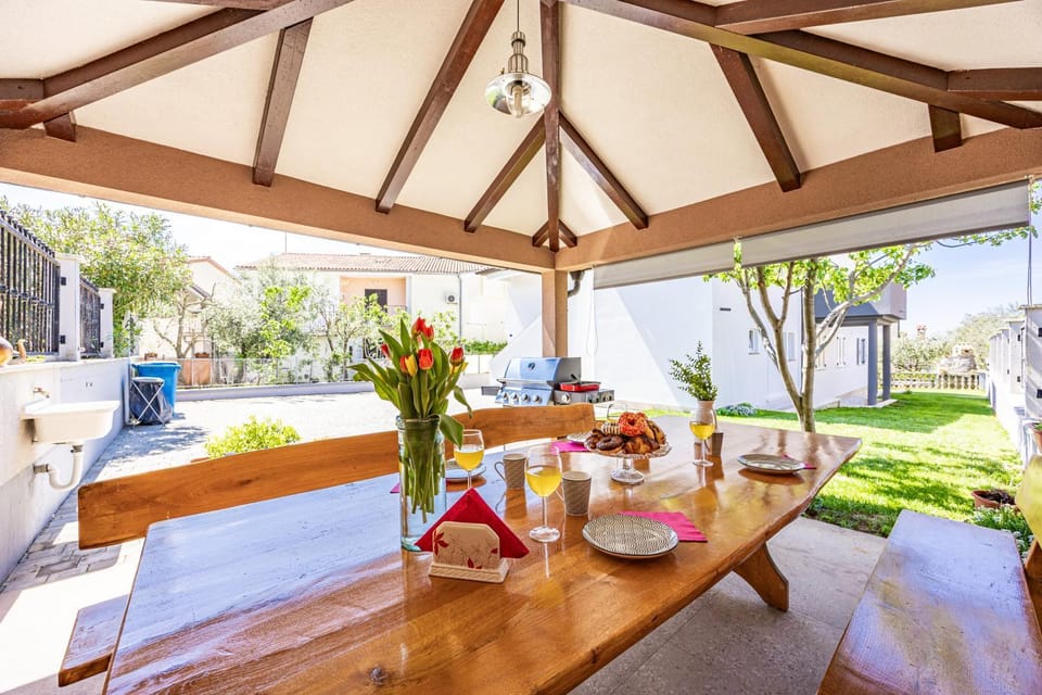 Food and drinks, Seating area, Dining area, Garden view