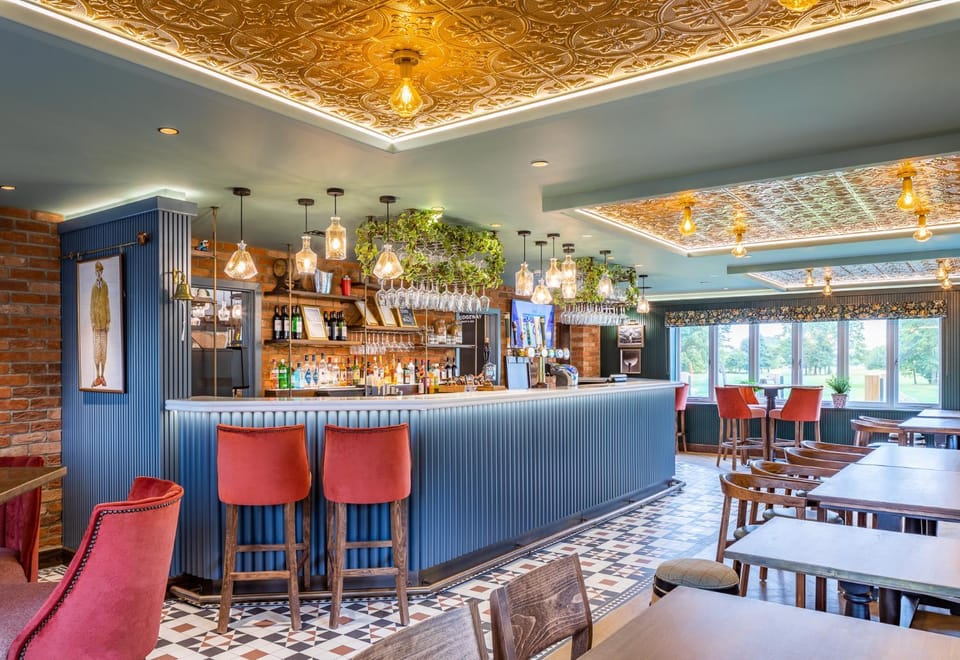 Restaurant/places to eat, Lounge or bar