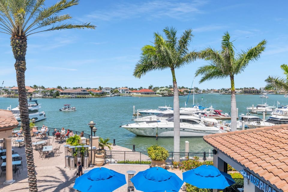 Luxury 3 Bed Condo at Popular Esplanade Overlooking Smokehouse Bay Apartment in Marco Island