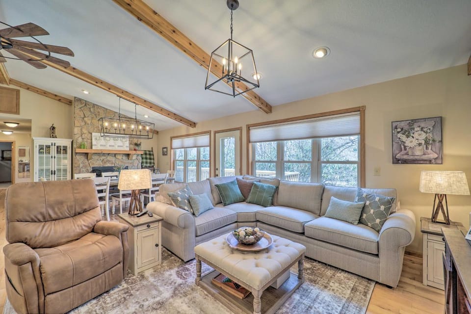 2 Mi to Beech Mtn: Family Retreat w/ Fire Pit House in Beech Mountain