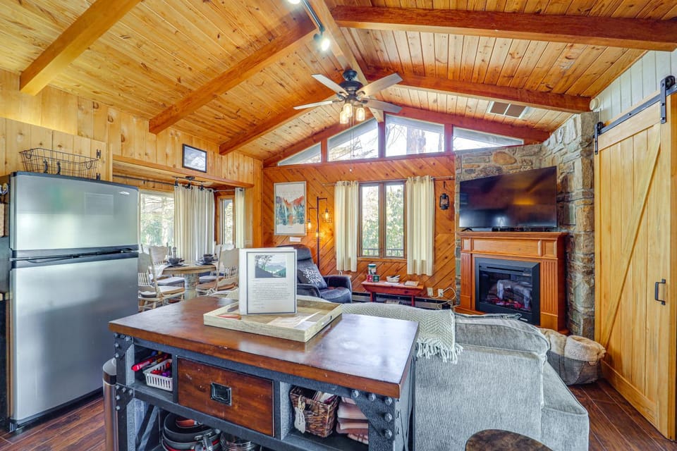 Near Lake + Trails: Rustic Newland Cabin w/ Deck! Cabin in Tennessee